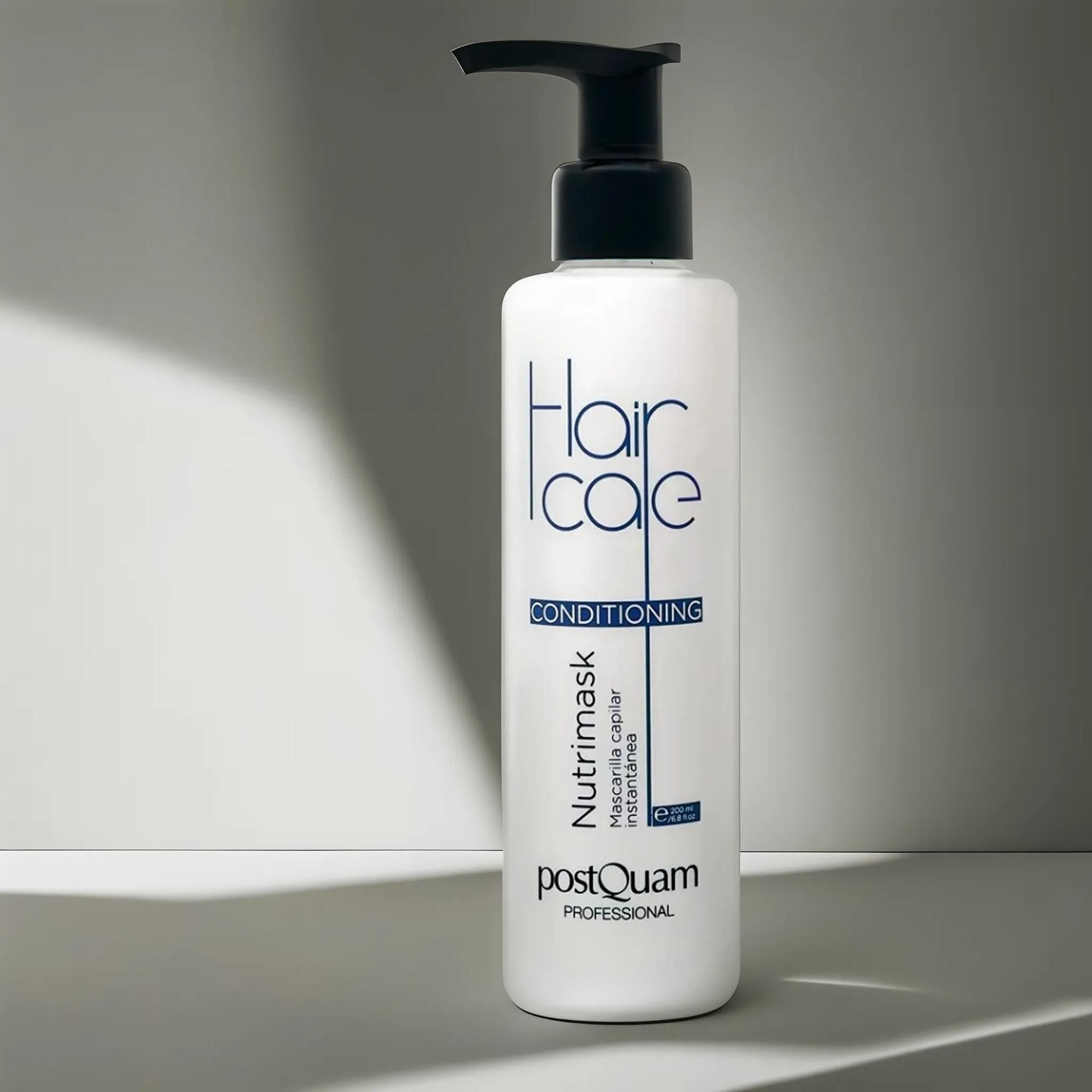 Witte fles met zwarte pomp. Opschrift 'Hair Care Conditioning' en 'Nutrimask' van Postquam.