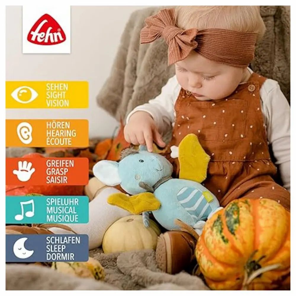 Baby met vleermuismuziekdoos. Tekst: Zien, Horen, Grijpen, Muziekdoos, Slapen. Fehn-logo.