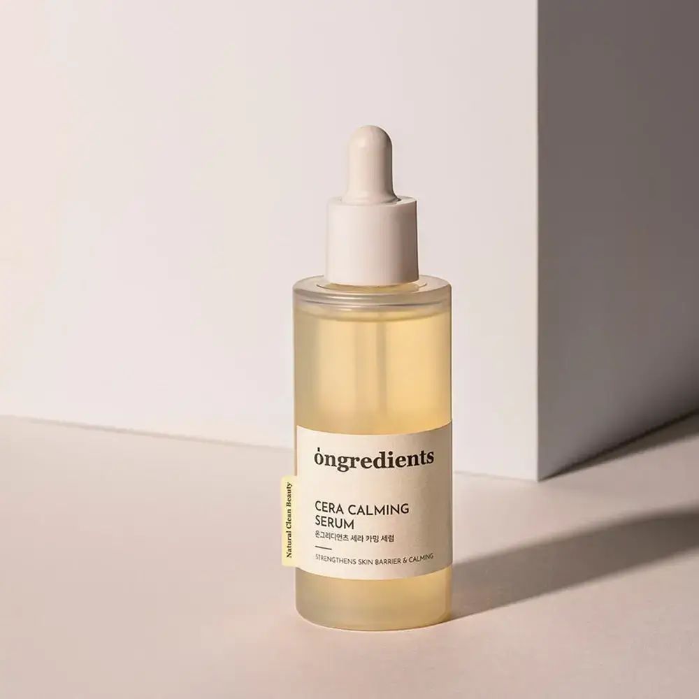 Gezichtsserum met pipet. Opschrift: Ongredients, Cera Calming Serum. Gele vloeistof in een transparante fles.
