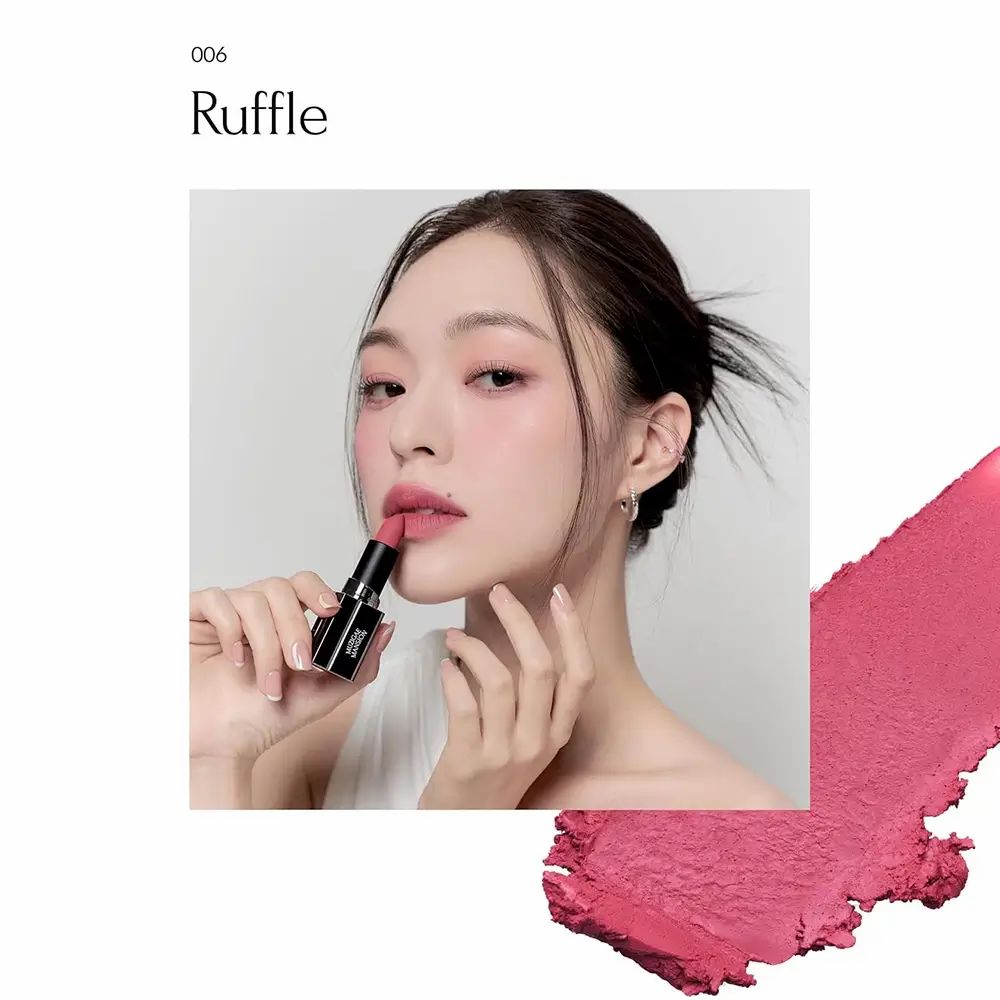 Een vrouw houdt een lipstick vast. Op de afbeelding staat de aanduiding 006 Ruffle. Daarnaast een veeg van roze kleur.