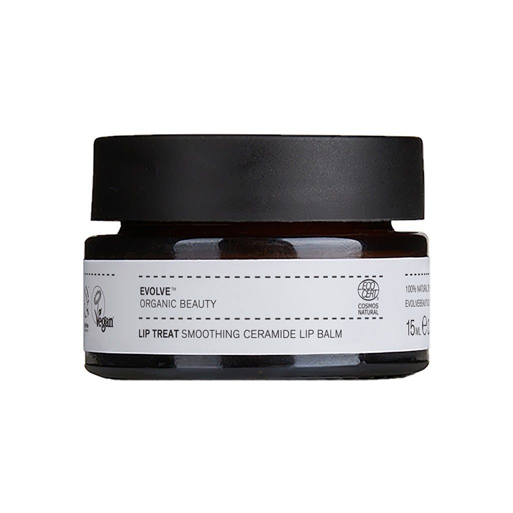 Pot en verre brun avec couvercle noir. Inscription: Evolve Organic Beauty, Lip Treat Smoothing Ceramide Lip Balm. Label vegan.