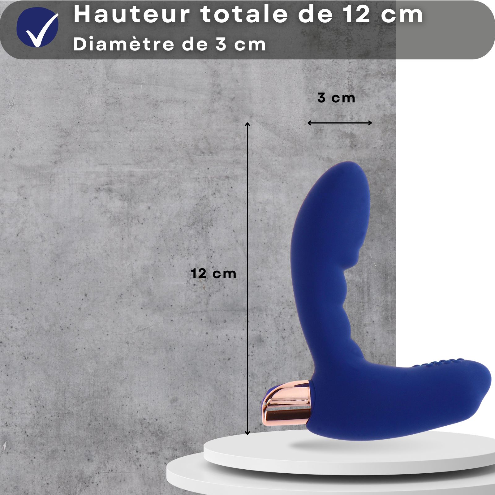 Plug anal bleu, 12 cm haut, 3 cm diamètre. Sur socle blanc.