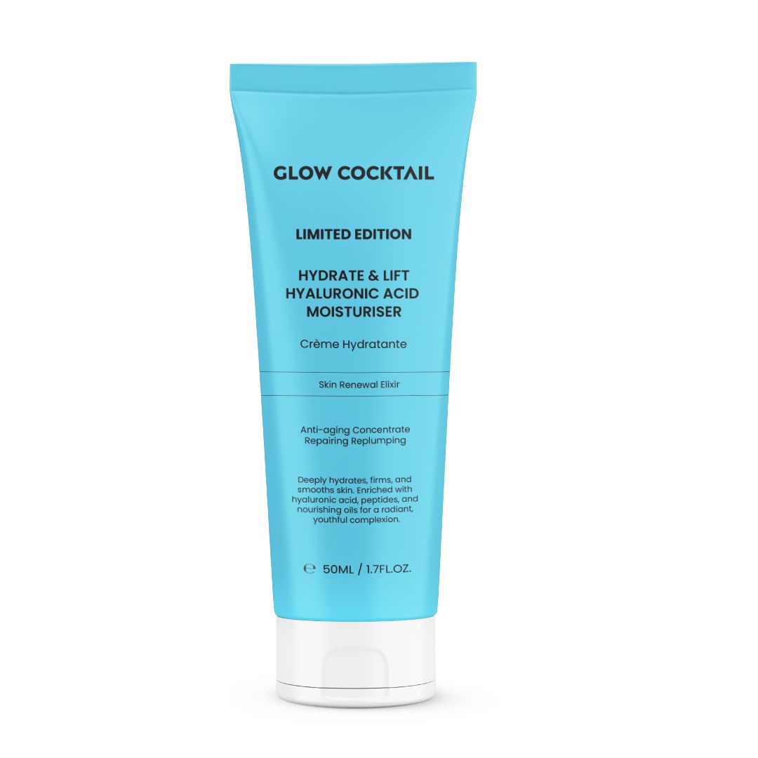 Un tube bleu clair avec l'inscription "Glow Cocktail Hydrate & Lift Hyaluronic Acid Moisturiser" sur fond blanc.