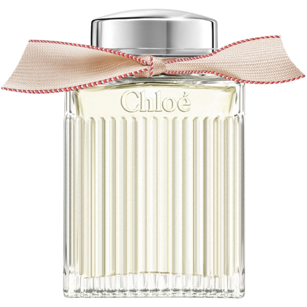 Flacon en verre rectangulaire à surface cannelée, bouchon argenté et ruban. Le nom de la marque Chloé est visible.