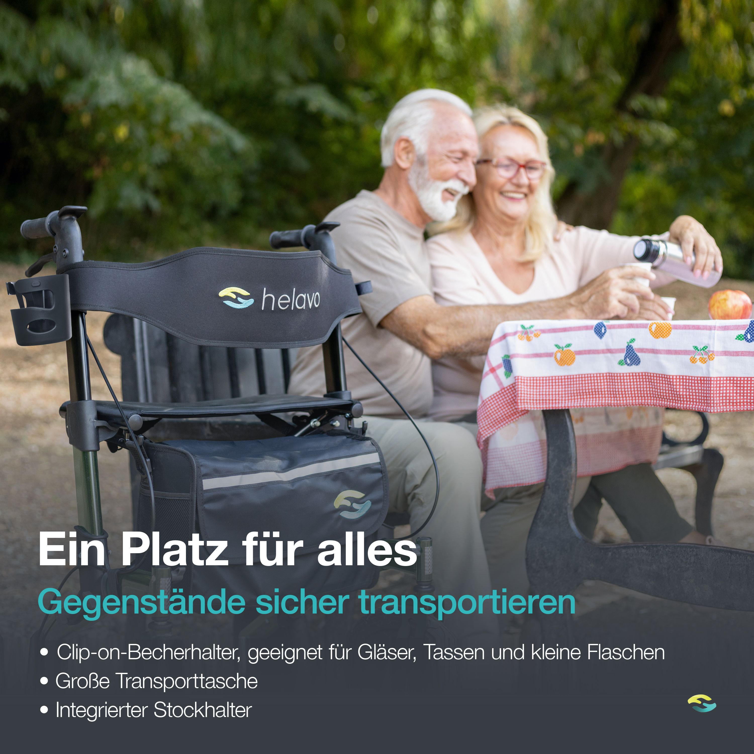 Rollator vert avec siège et sac à côté d'un couple dans un parc. Porte-gobelet et porte-canne visibles.