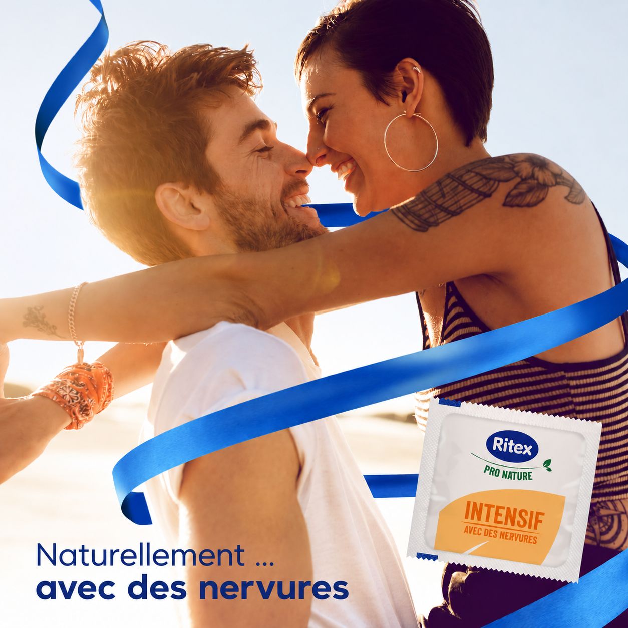Pack de préservatifs Ritex Pro Nature Intensiv avec un couple. Texte : Naturellement... avec des nervures.