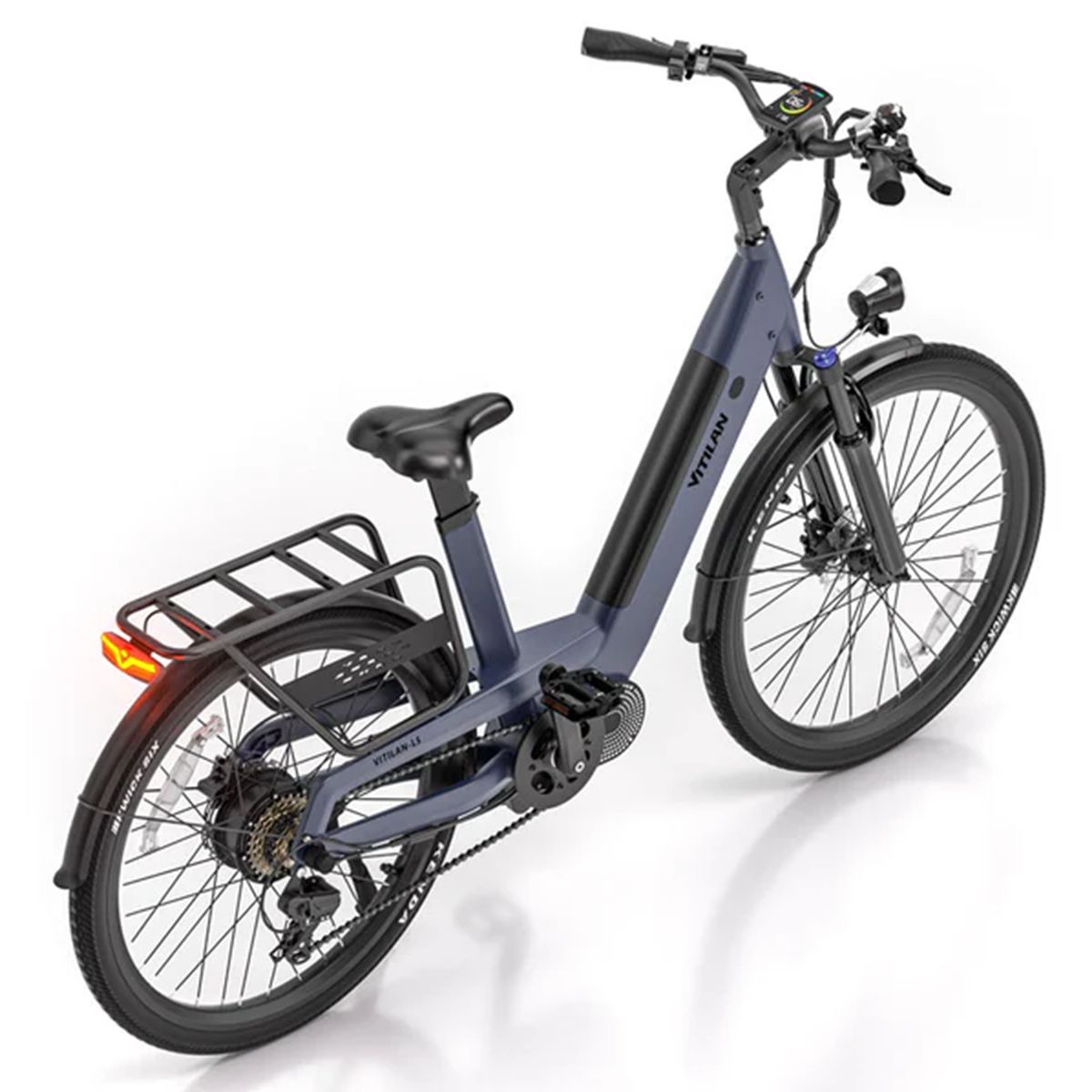 Vélo électrique bleu Vitilan L5 avec feu arrière et porte-bagages. Marque et pneus Kenda visibles.
