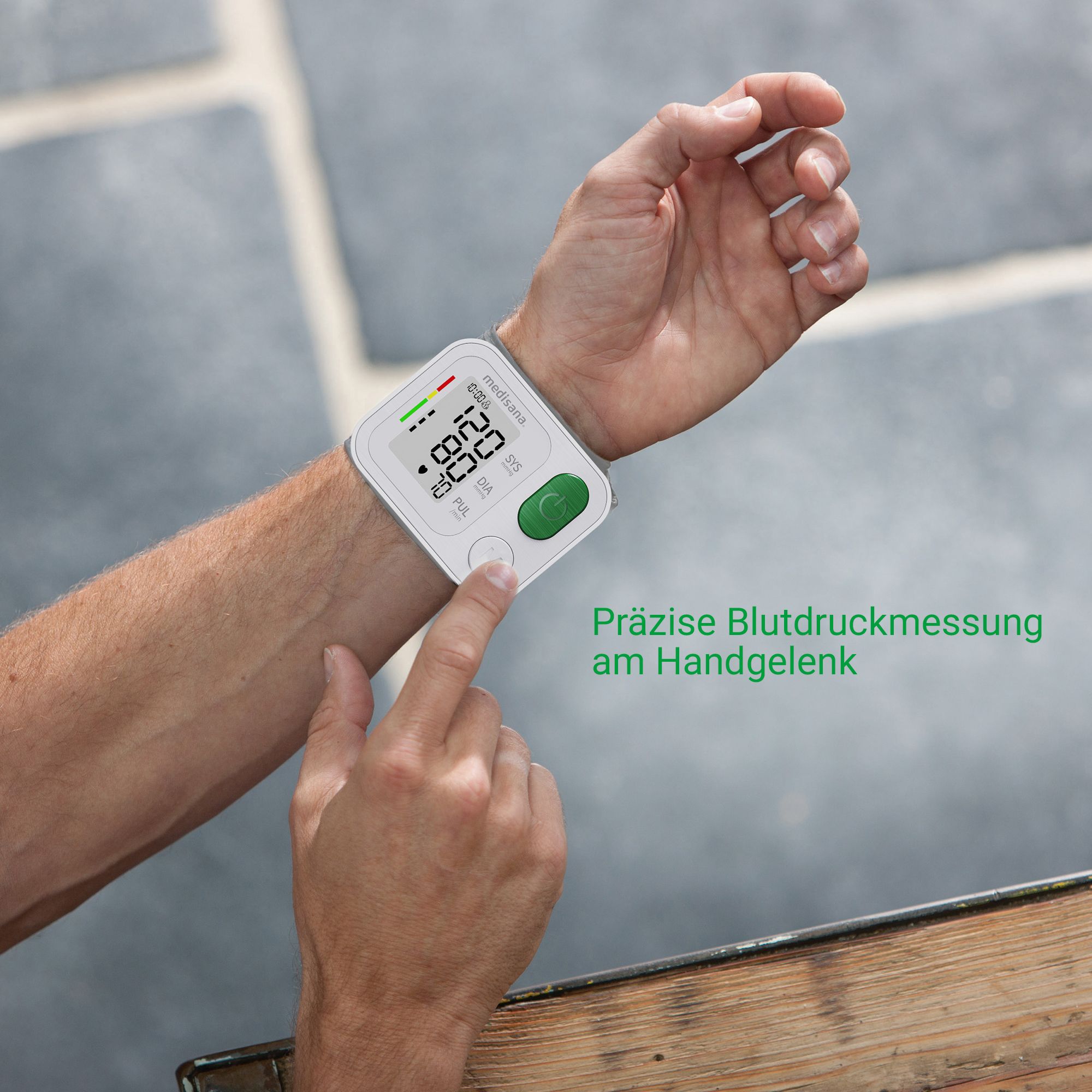 Man met Medisana polsbloeddrukmeter, nauwkeurige meting.