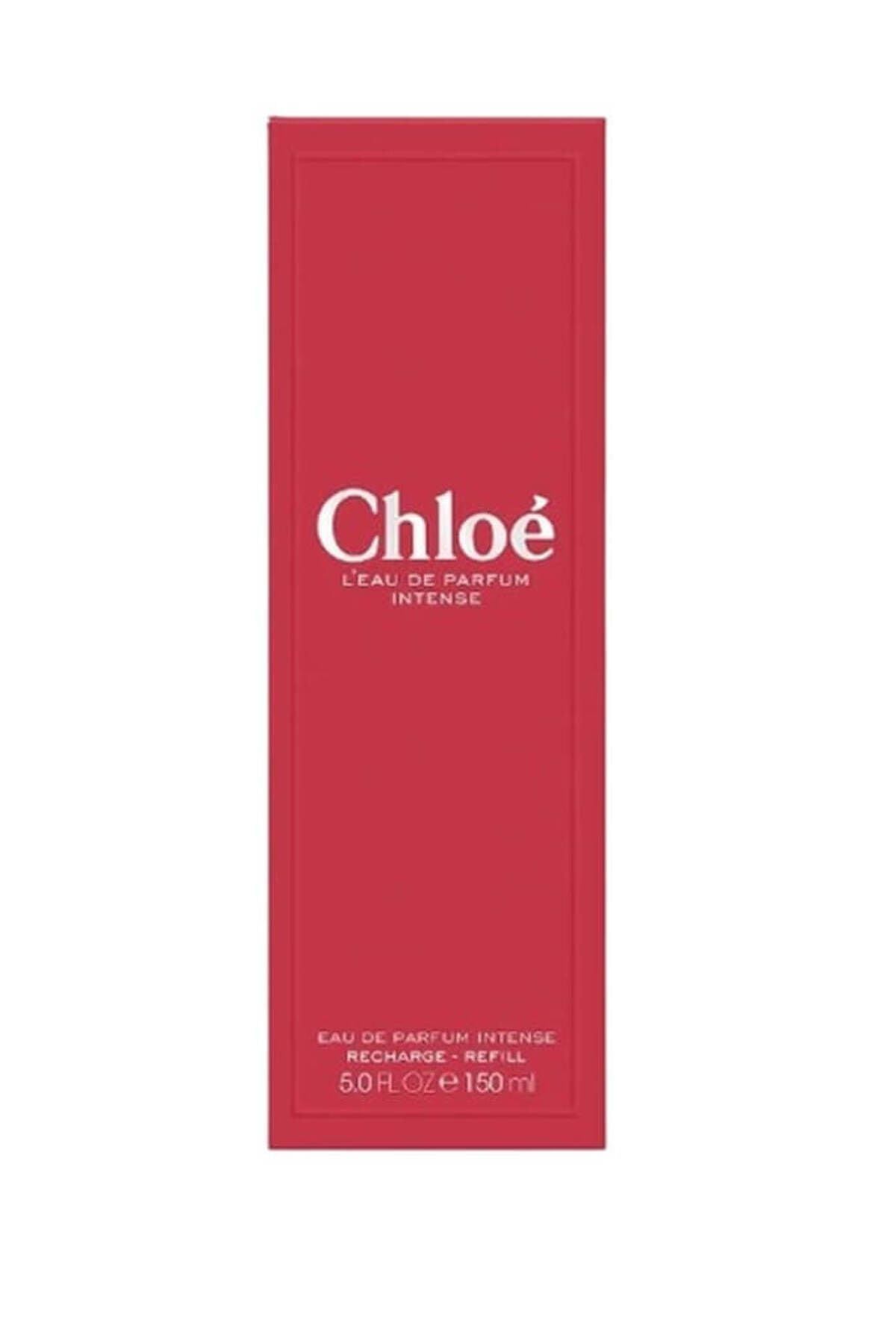Emballage rectangulaire rouge. Inscription: Chloé L'Eau de Parfum Intense. Texte: Eau de Parfum Intense Recharge - Refill.