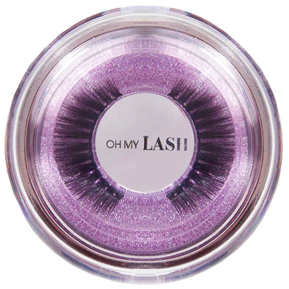 Valse wimpers in een ronde, gesloten verpakking. Paars-glitterende houder, transparant deksel. Opschrift "OH MY LASH".