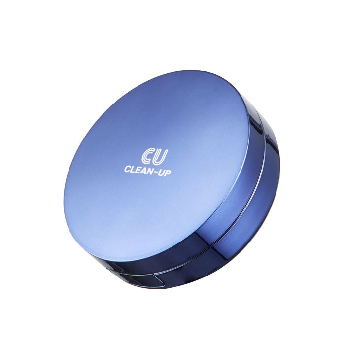 Boîtier cosmétique bleu rond, inscription "CU CLEAN-UP". Surface brillante. État fermé.