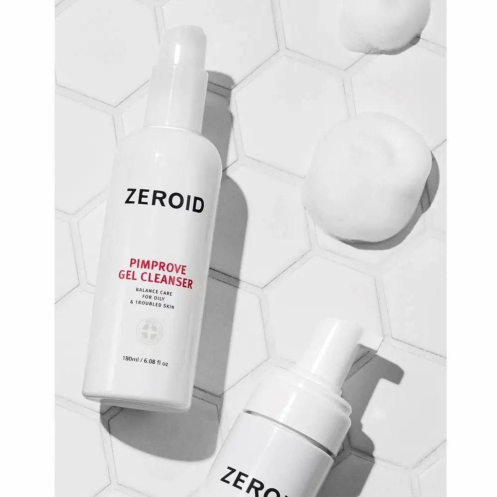 Deux flacons blancs ZEROID Pimprove Gel Cleanser avec pompe. Sur fond blanc. Texte: Pimprove Gel Cleanser.