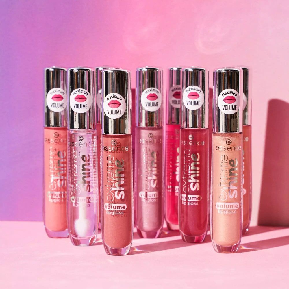 Meerdere lipgloss-tubes naast elkaar. Verschillende kleuren. Opschrift « extreme shine volume lipgloss » en « VOLUME ».