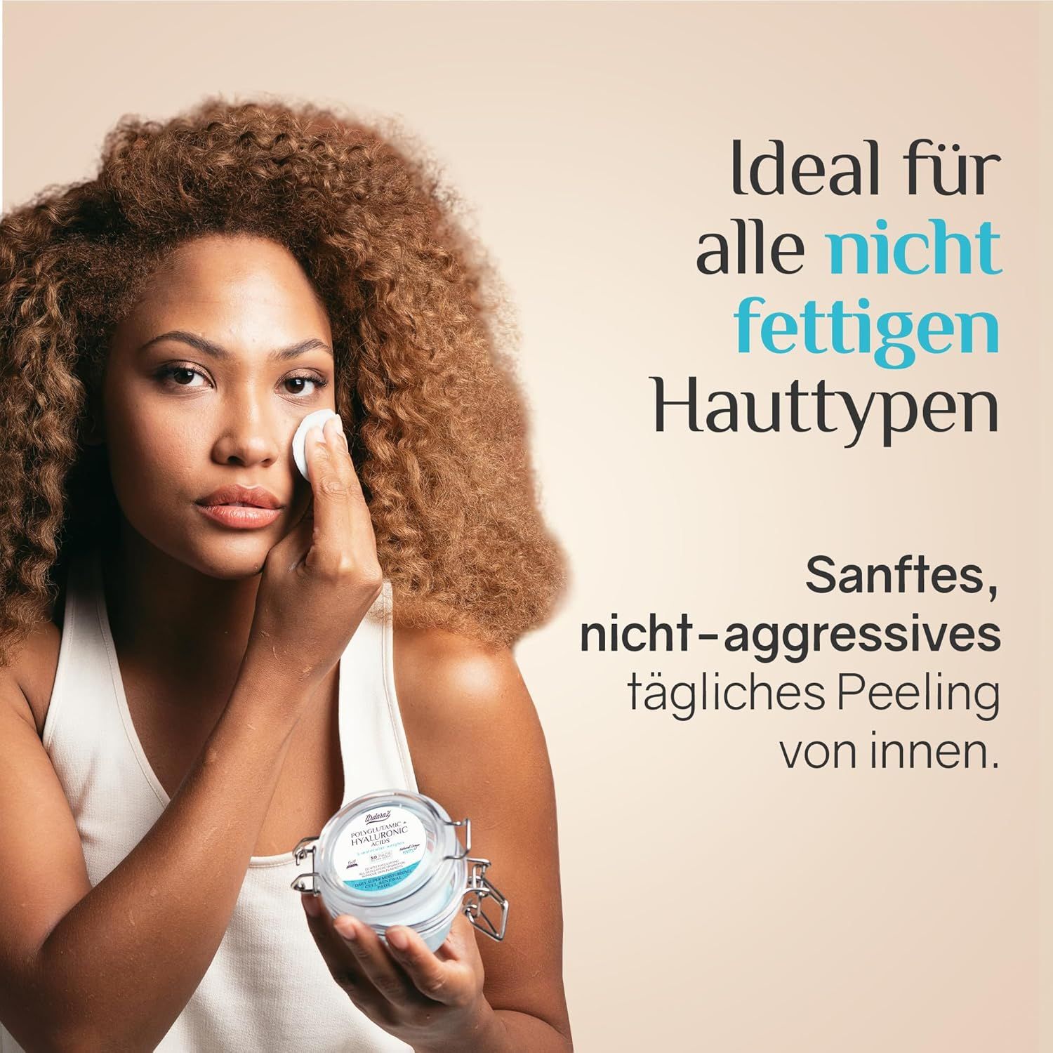 Vrouw met krullend haar gebruikt Ardaraz peeling-pad. Ideaal voor niet-vette huid.