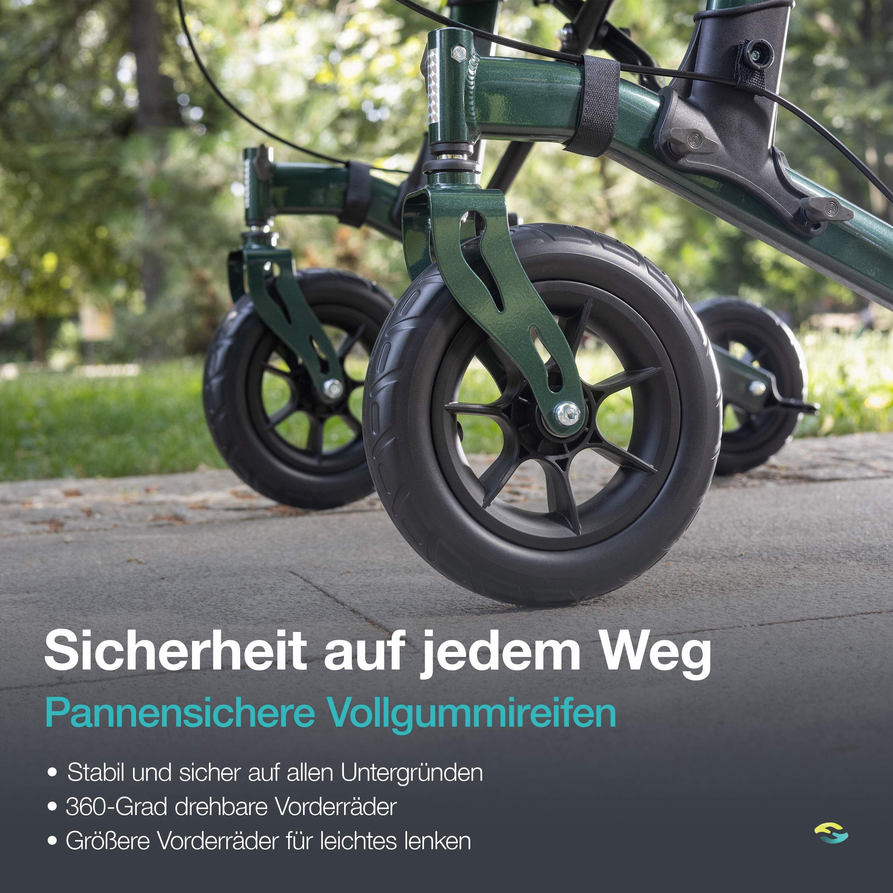 Gros plan des roues d'un rollator vert sur un trottoir. Pneus en caoutchouc plein anti-crevaison.