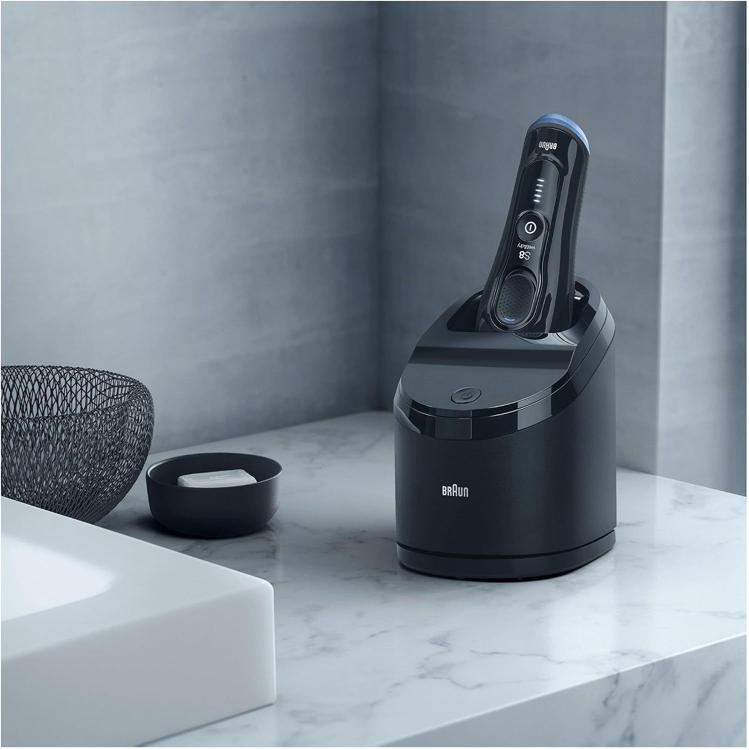 Braun Series 8 elektrisch scheerapparaat in het laad-/reinigingsstation op een wastafel.