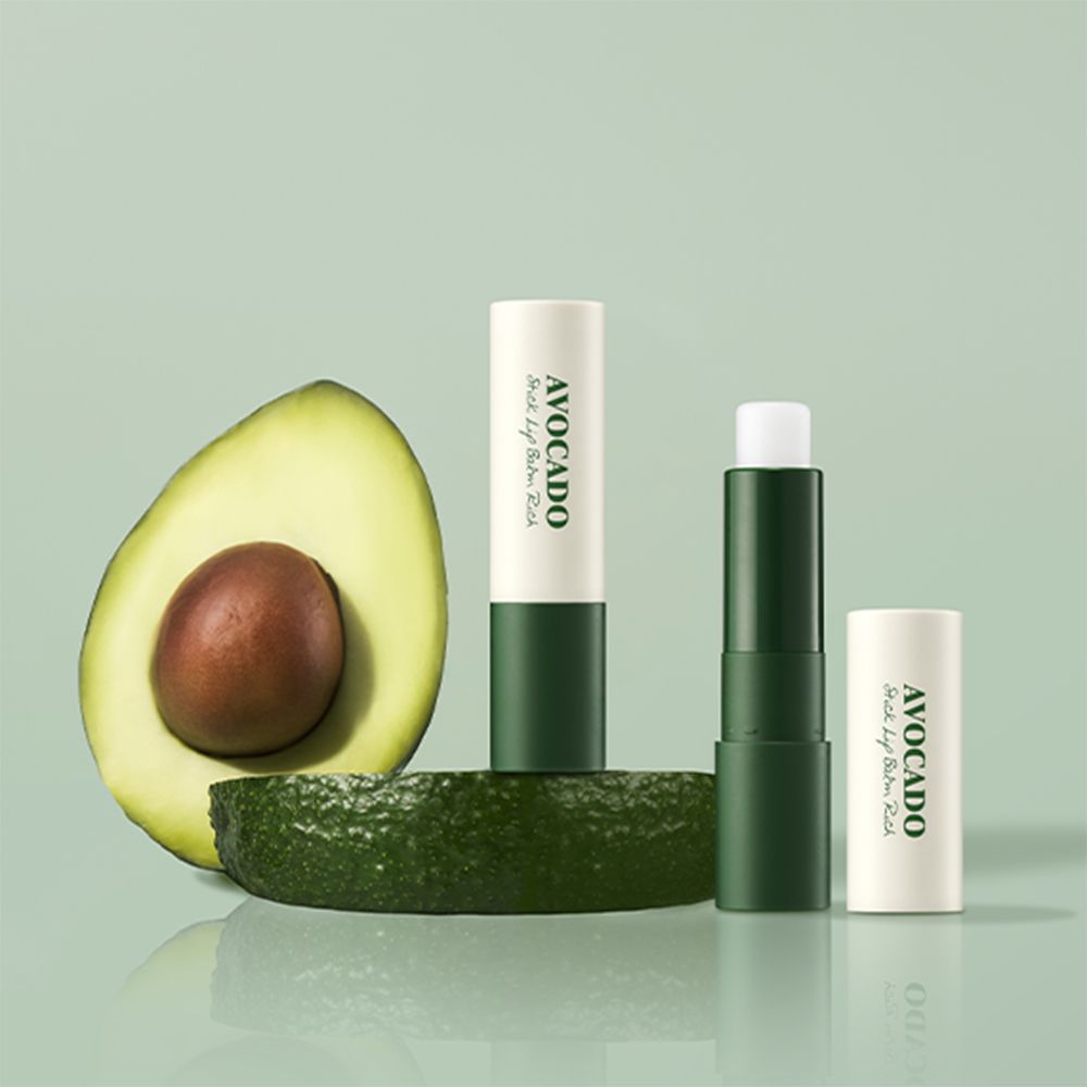 Drie lipbalm-sticks, een halve avocado en een stuk avocado. Opschrift: Avocado Stick Lip Balm Rich.