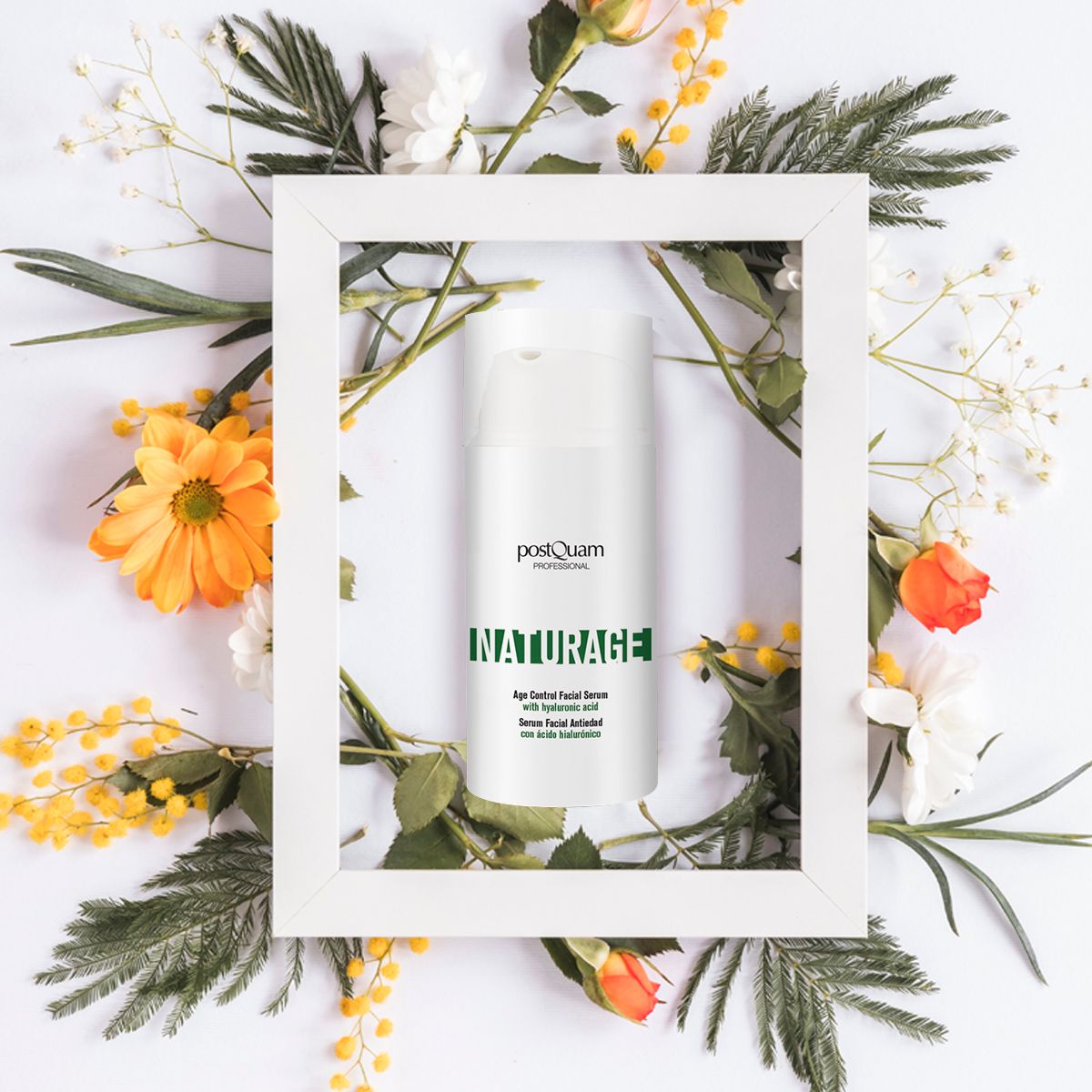 Serumfles in witte lijst, omringd door bloemen. Opschrift: Postquam, INATURAGE, Age Control Facial Serum.