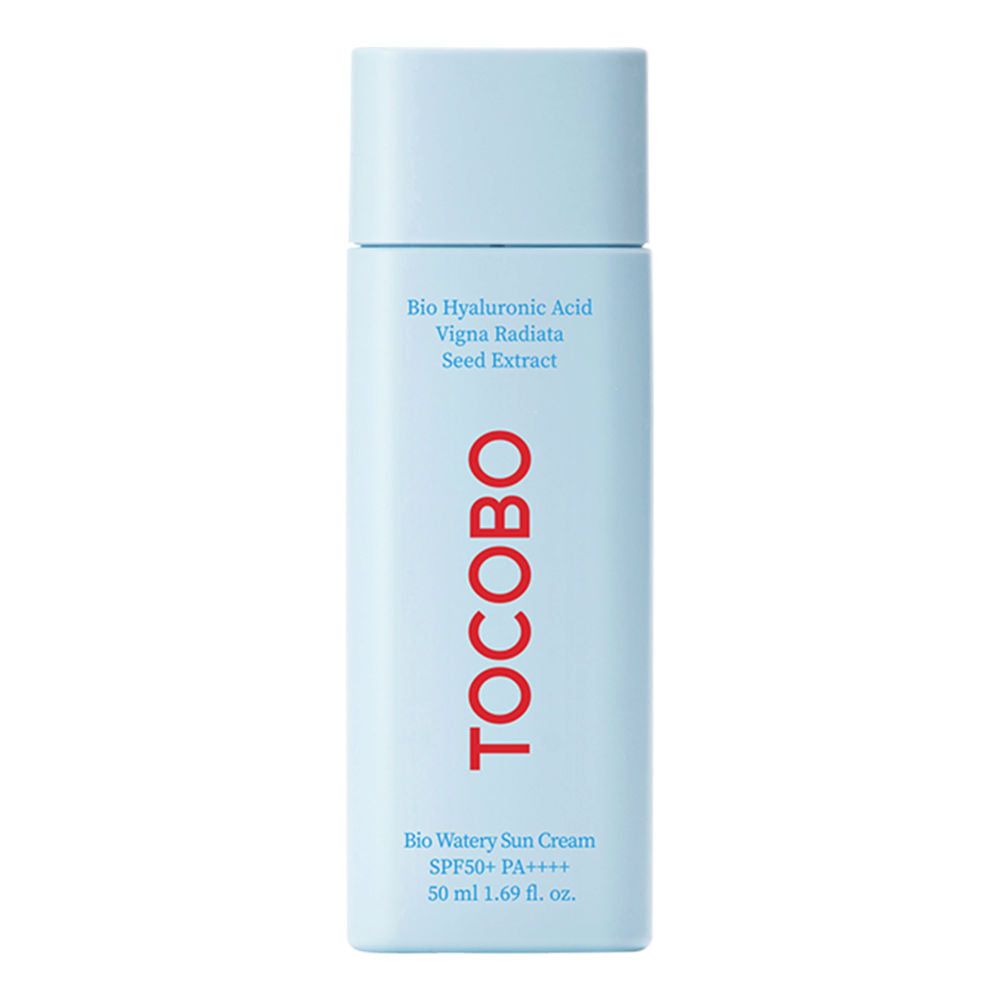 Tube bleu clair avec le mot TOCOBO en rouge. Texte : Bio Watery Sun Cream SPF50+ PA++++. 50 ml.