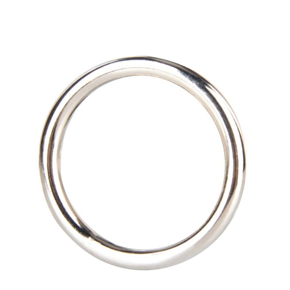 Anneau pénien en acier, brillant, circulaire. Gros plan. Inox.