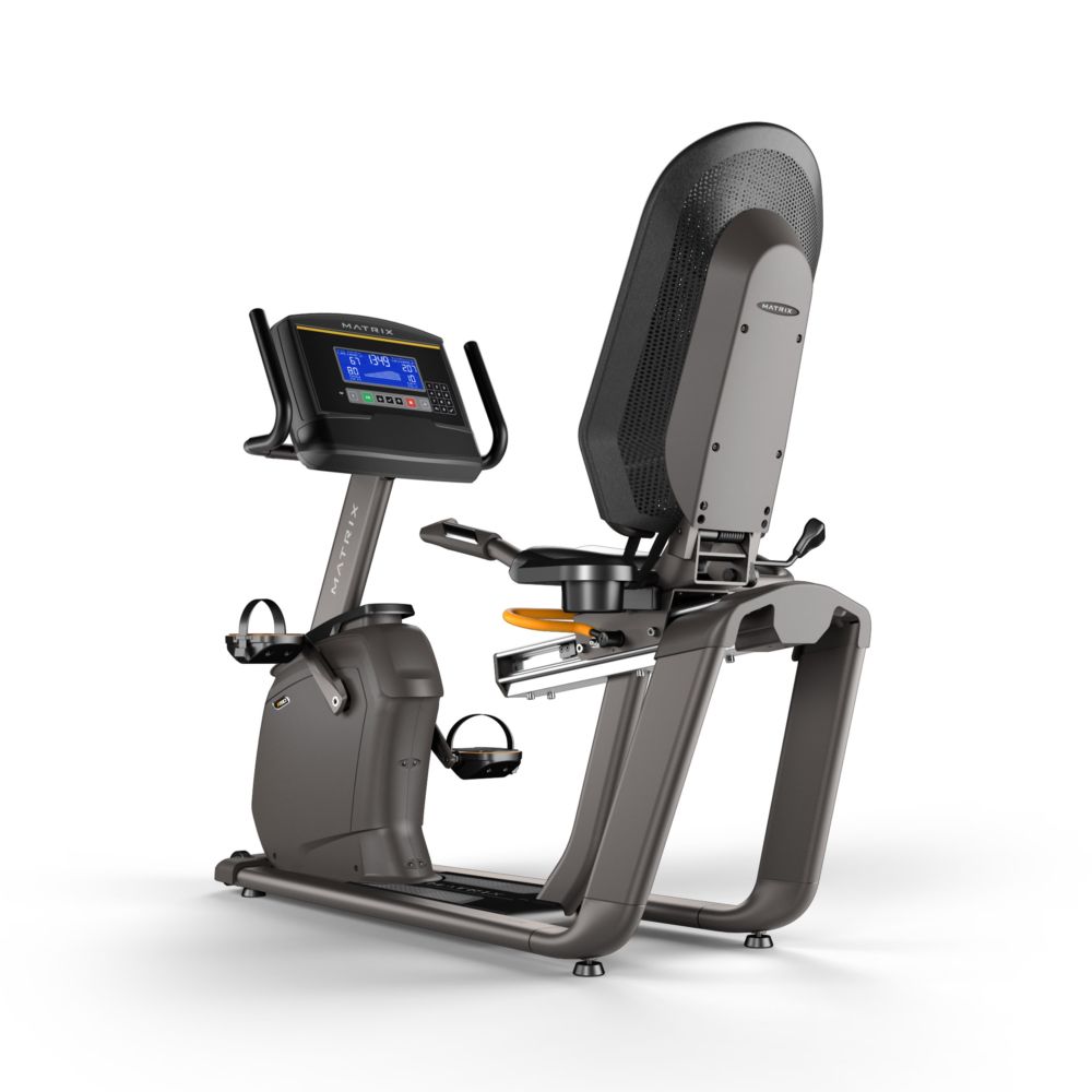 Hometrainer met rugleuning. Grijs metalen frame, zwarte zitting en console. Console met display en bedieningselementen. Pedalen en handgrepen.