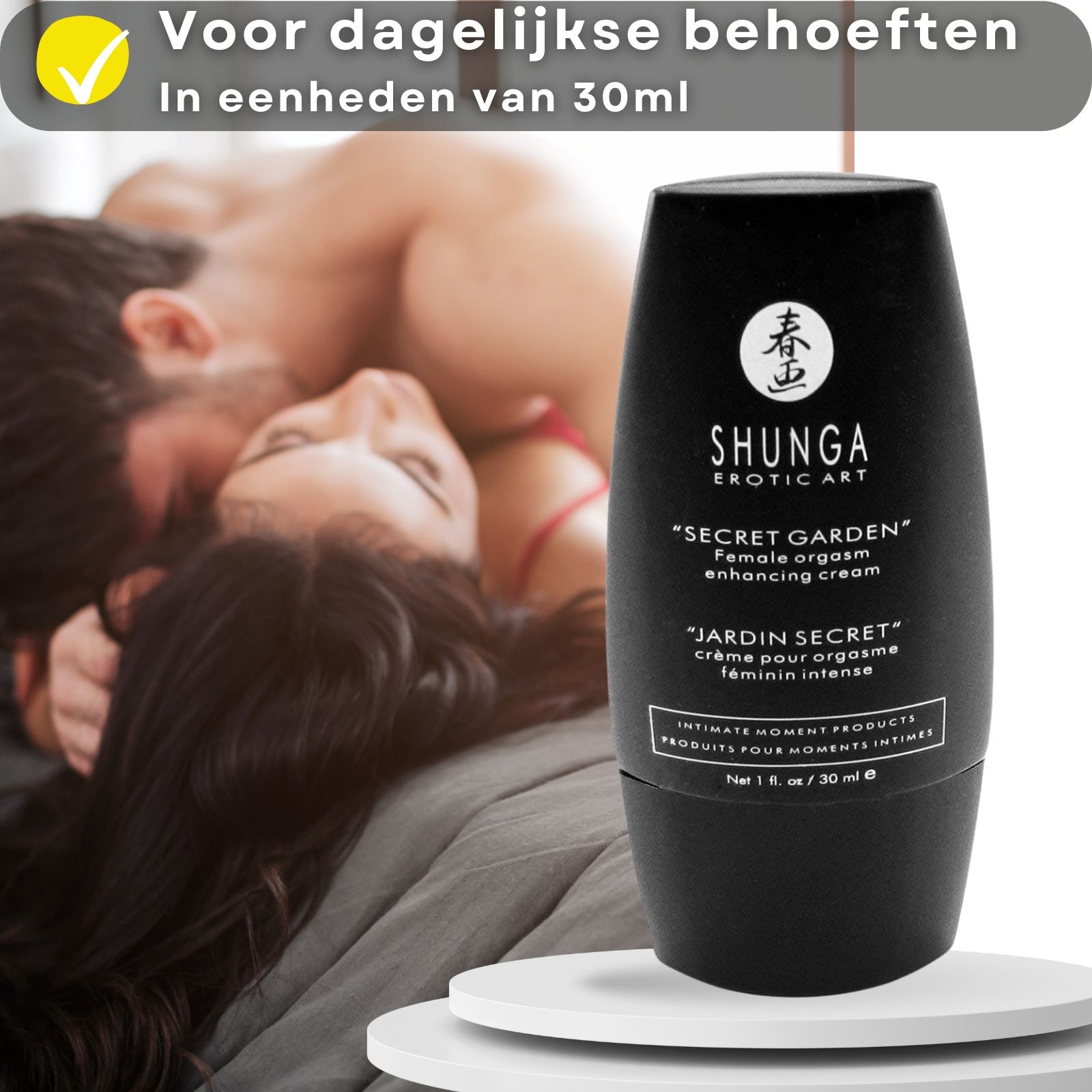 Productfles en tekst. Tekst in het Nederlands. Productnaam: Shunga. Paar op de achtergrond.