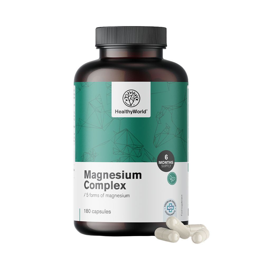 Bruine fles met groen etiket. Opschrift: Magnesium Komplex, 180 capsules. Enkele capsules ernaast. Logo: HealthyWorld.