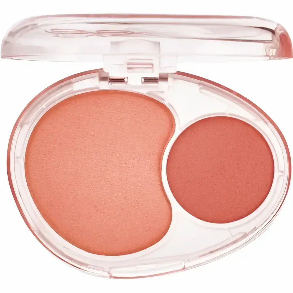 Tweekleurige blush in ovale, transparante verpakking. Twee roze tinten, een lichte en een donkerdere.