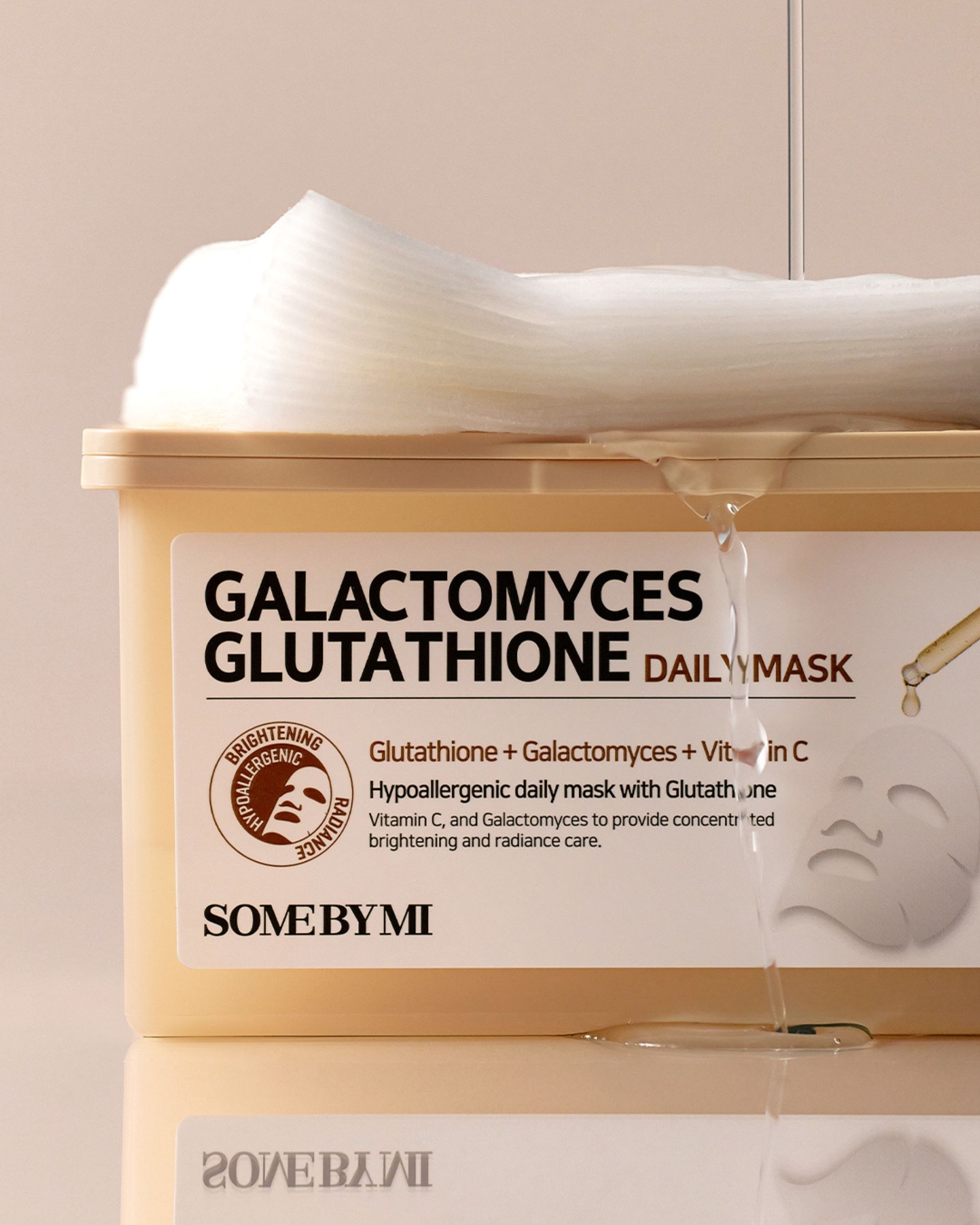 Beige doos met tekst Galactomyces Glutathione Daily Mask. Logo en tekstdetails. Vloeistof druppelt.