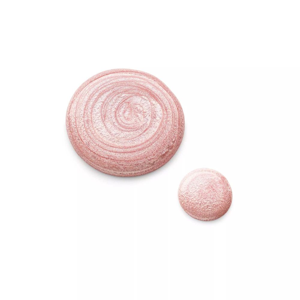 Deux gouttes de vernis à ongles roses sur fond blanc. La plus grande goutte est en spirale.