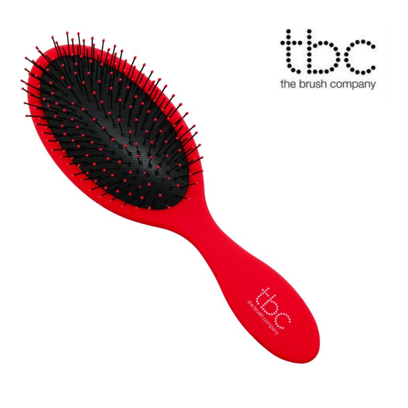 Brosse à cheveux TBC Wet & Dry rouge avec poils noirs, isolée.
