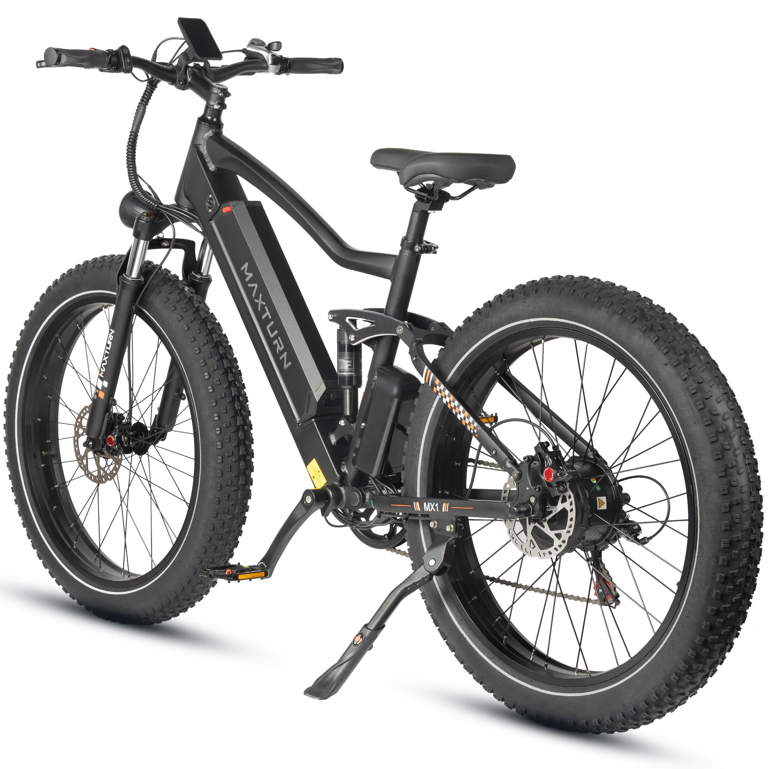 Zwarte elektrische fiets met brede banden. MAXTURN-logo op frame. Koplamp en display zichtbaar.