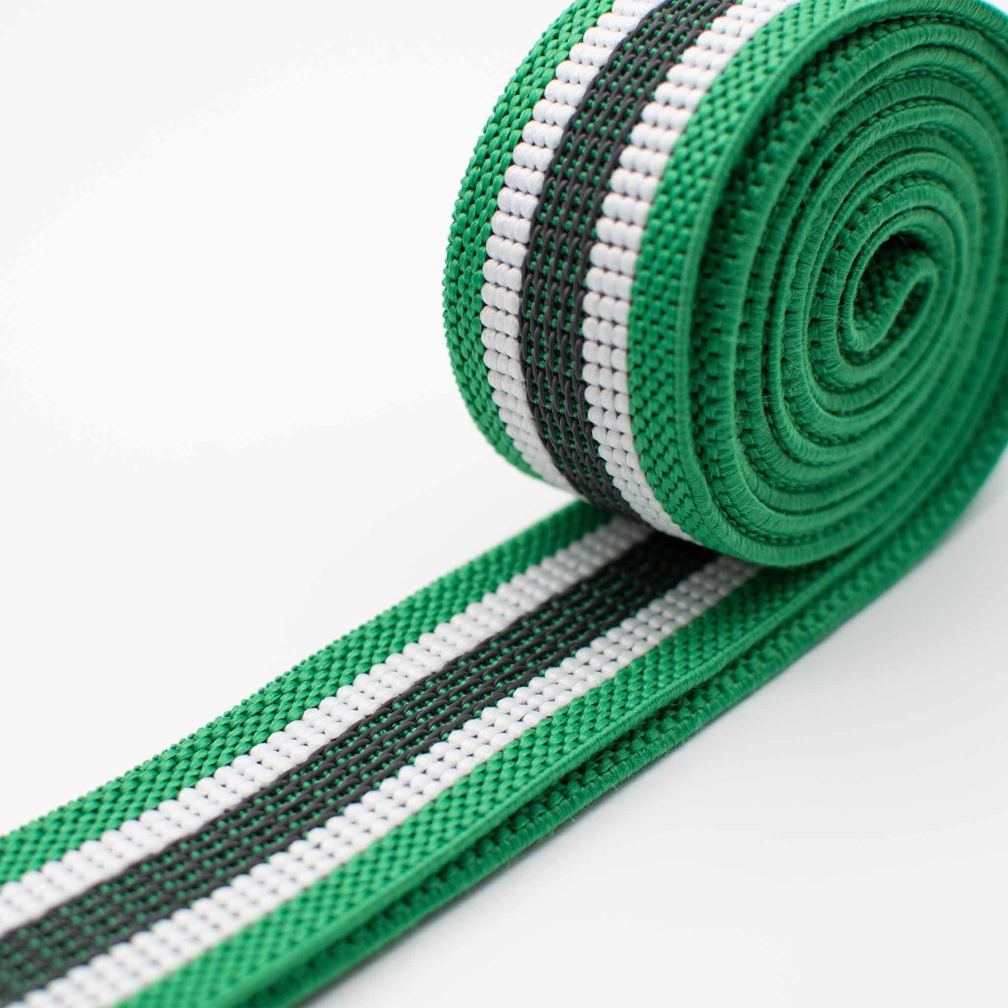 Bande de résistance textile verte avec rayures blanches et noires. Enroulée, montrant la largeur et le matériau.