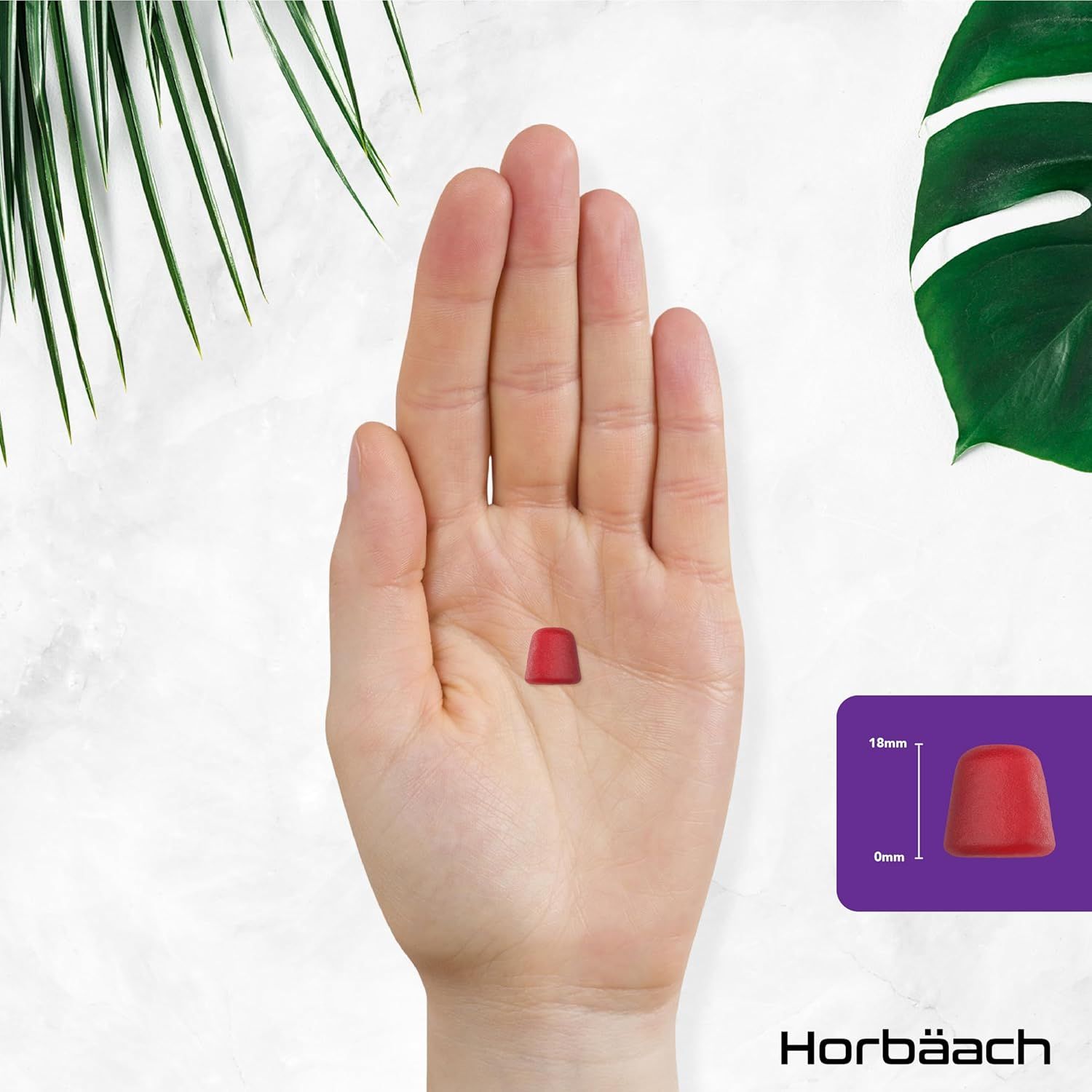 Gommes rouges. Tenues dans la main. Dimensions: 18mm x 9mm. Fond: feuille.