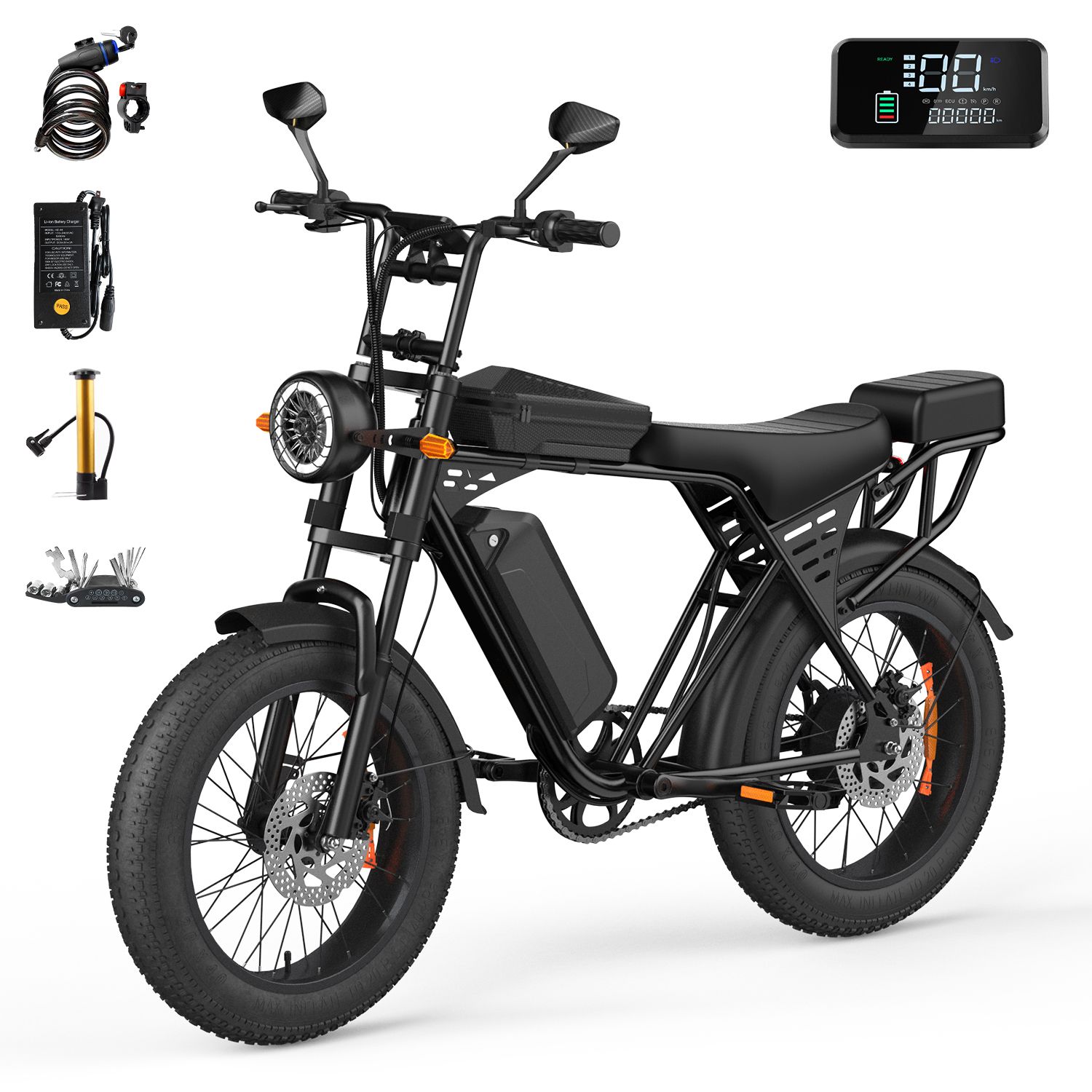 Zwarte elektrische fiets met koplamp, bagagerek en accessoires. Digitaal display met batterij-informatie. Witte achtergrond.