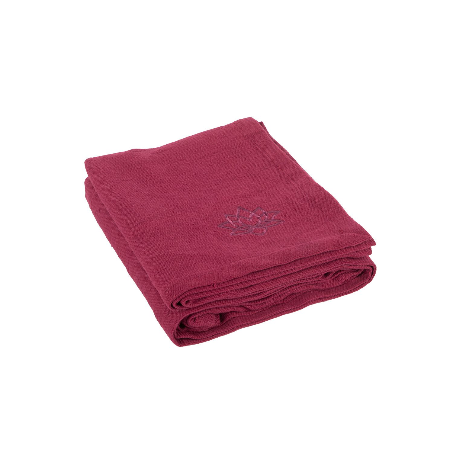 Couverture de yoga rouge vin pliée. Motif brodé visible sur la surface.