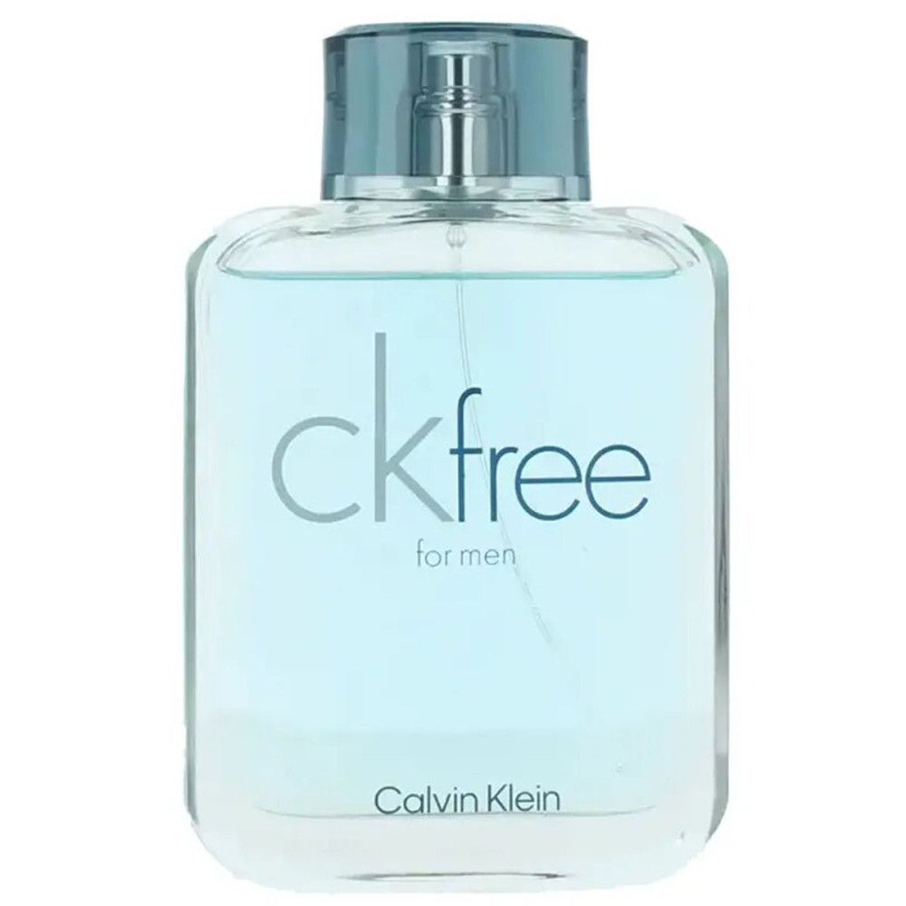 Calvin Klein CK Free fles. Rechthoekige fles met blauwe vloeistof en zilveren dop. Opschrift CK Free.