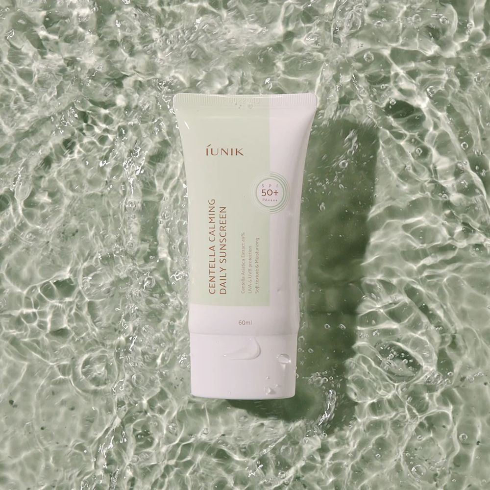 Witte tube in water. Opschrift: iUNIK Centella Calming Daily Sunscreen, SPF 50+. 60ml.