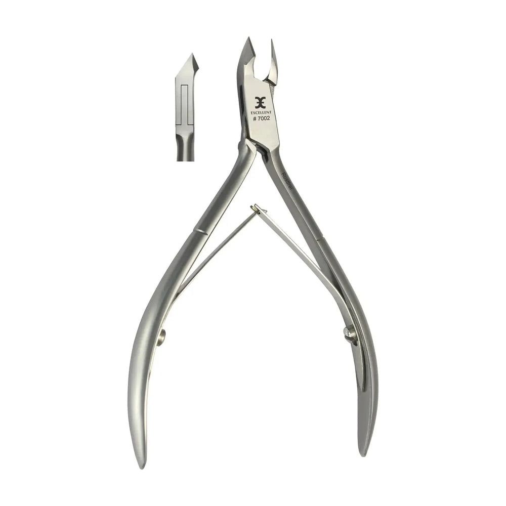 Pince à ongles en métal. La pince et une lame sont présentées. Un logo et le numéro 8.7002 sont visibles sur la pince.