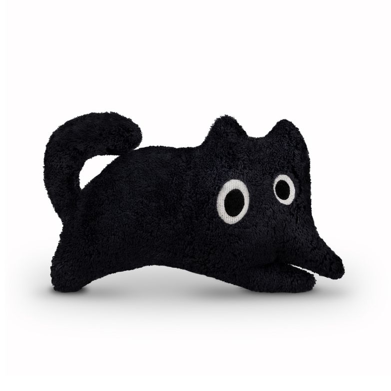 Zwart knuffeldier in katvorm. Zacht materiaal, witte ogen. Liggende positie, lichtjes gekanteld.