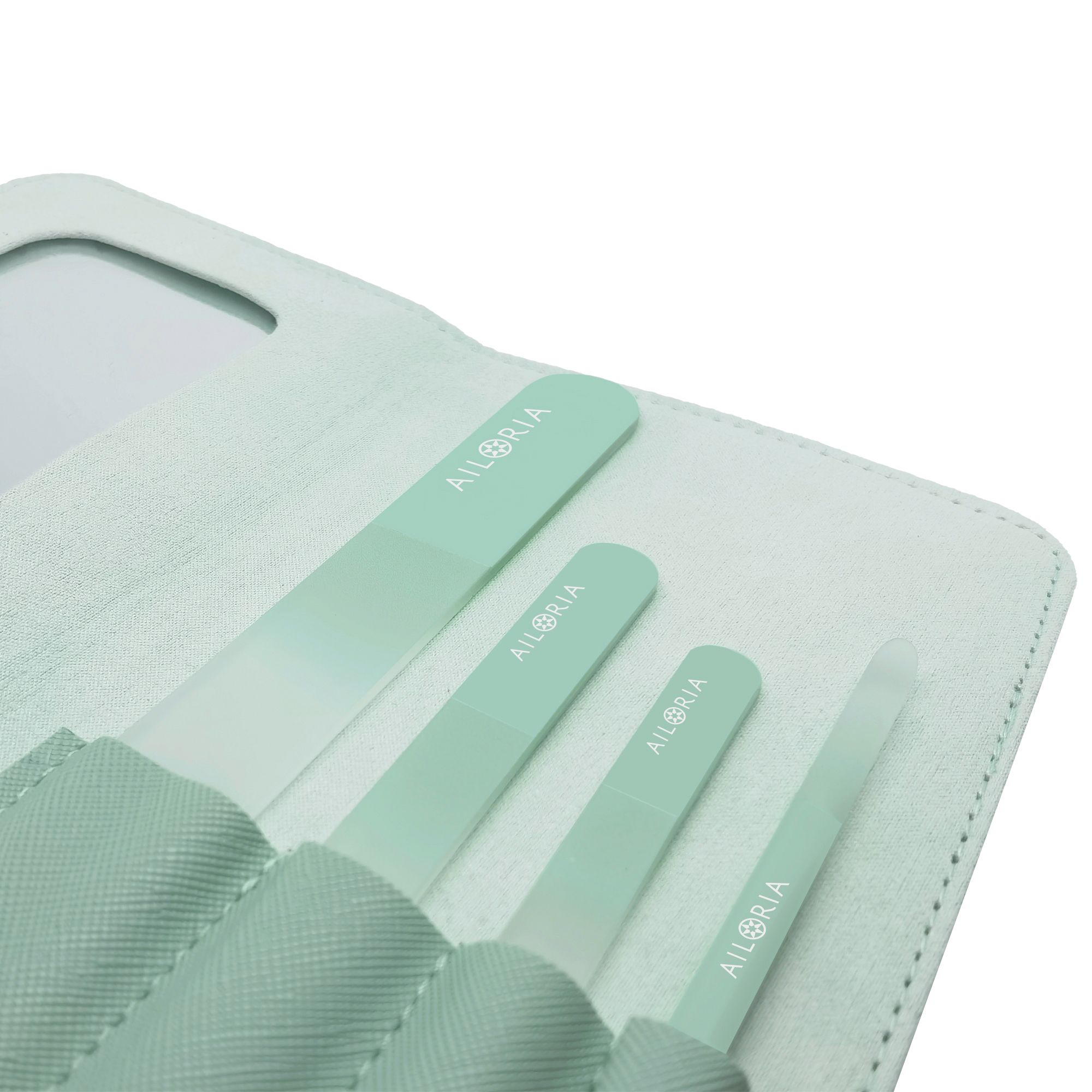 Étui avec trois limes à ongles en verre. Les limes sont de différentes tailles et couleurs. Le nom de la marque est visible sur les limes et l'étui.