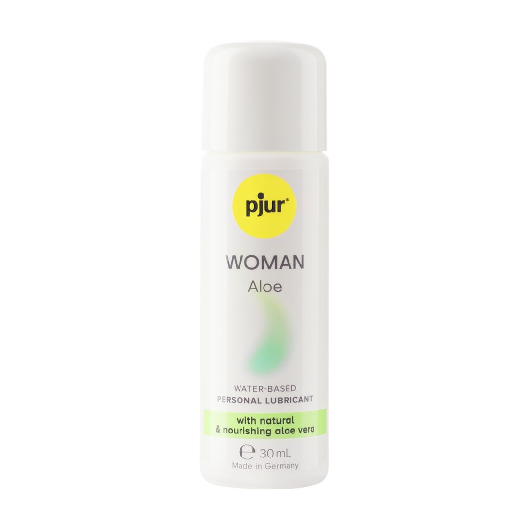 Flacon blanc avec logo jaune et graphique vert. Inscription : pjur, WOMAN Aloe, lubrifiant à base d'eau, avec Aloe Vera. 30 ml.