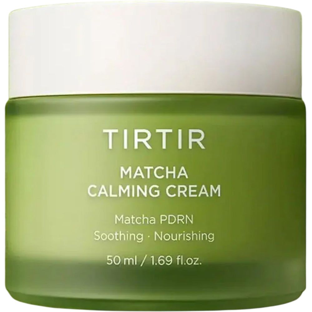 Potje groene crème. Tekst: TIRTIR Matcha Calming Cream, 50 ml / 1.69 fl.oz. Witte deksel, groen glas. Close-up.