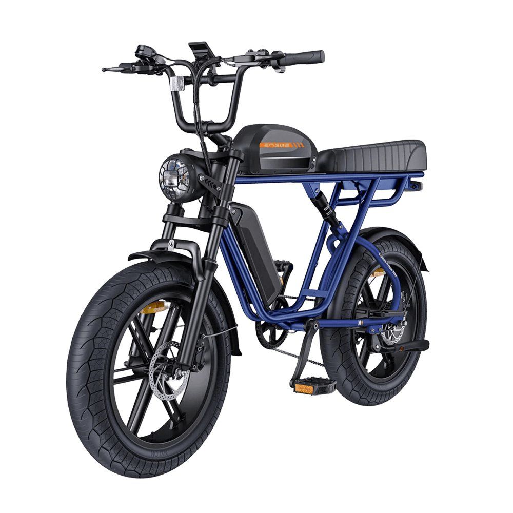 Vélo électrique bleu. Pneus, selle et guidon noirs. Phare et batterie visibles.