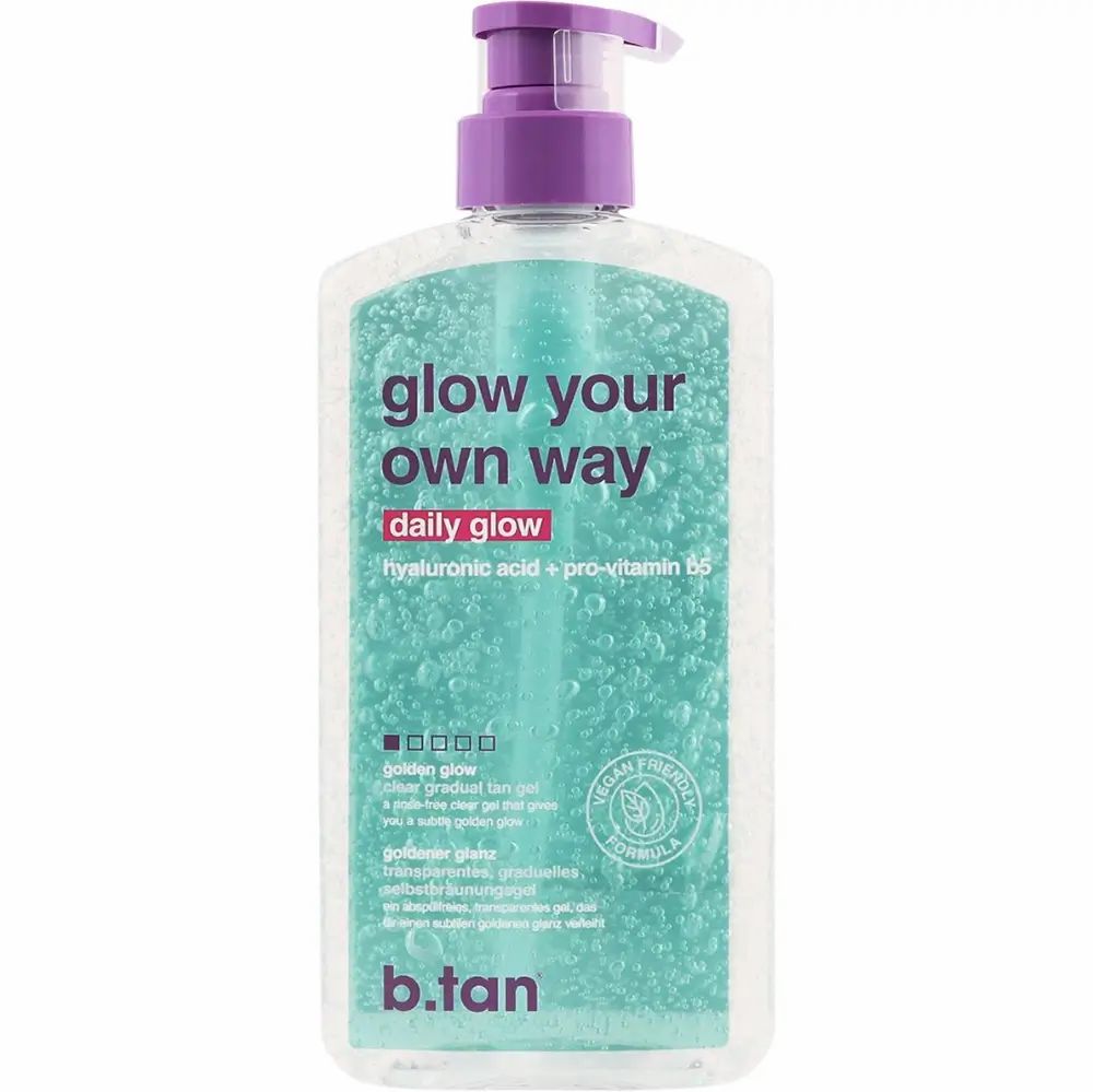 Flacon transparent avec pompe violette. Inscription : glow your own way daily glow. Formule végétalienne.