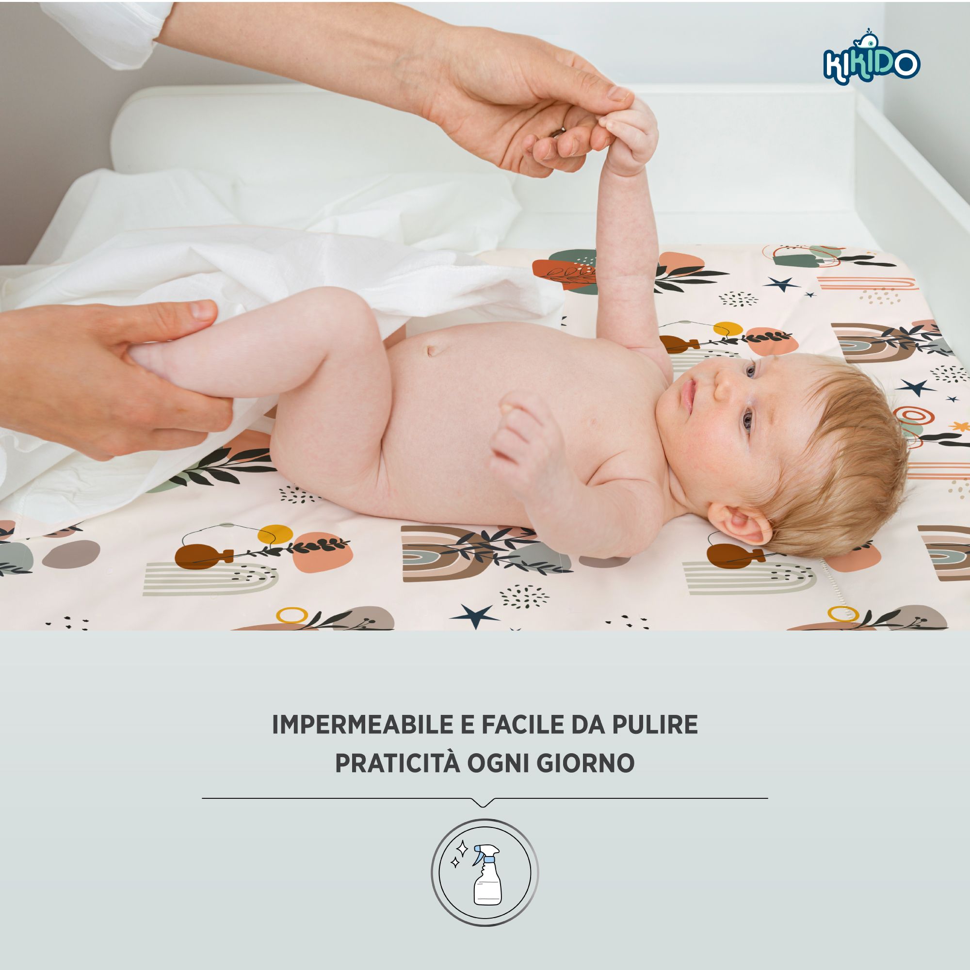 Baby wordt verschoond op aankleedkussen. Kikido-logo. Tekst: Waterdicht & gemakkelijk schoon te maken. Praktisch in het dagelijks leven.