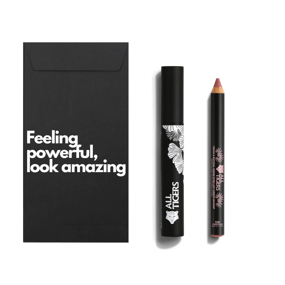Kit de maquillage noir avec mascara, crayon à lèvres et enveloppe. L'enveloppe porte l'inscription "Feeling powerful, look amazing".