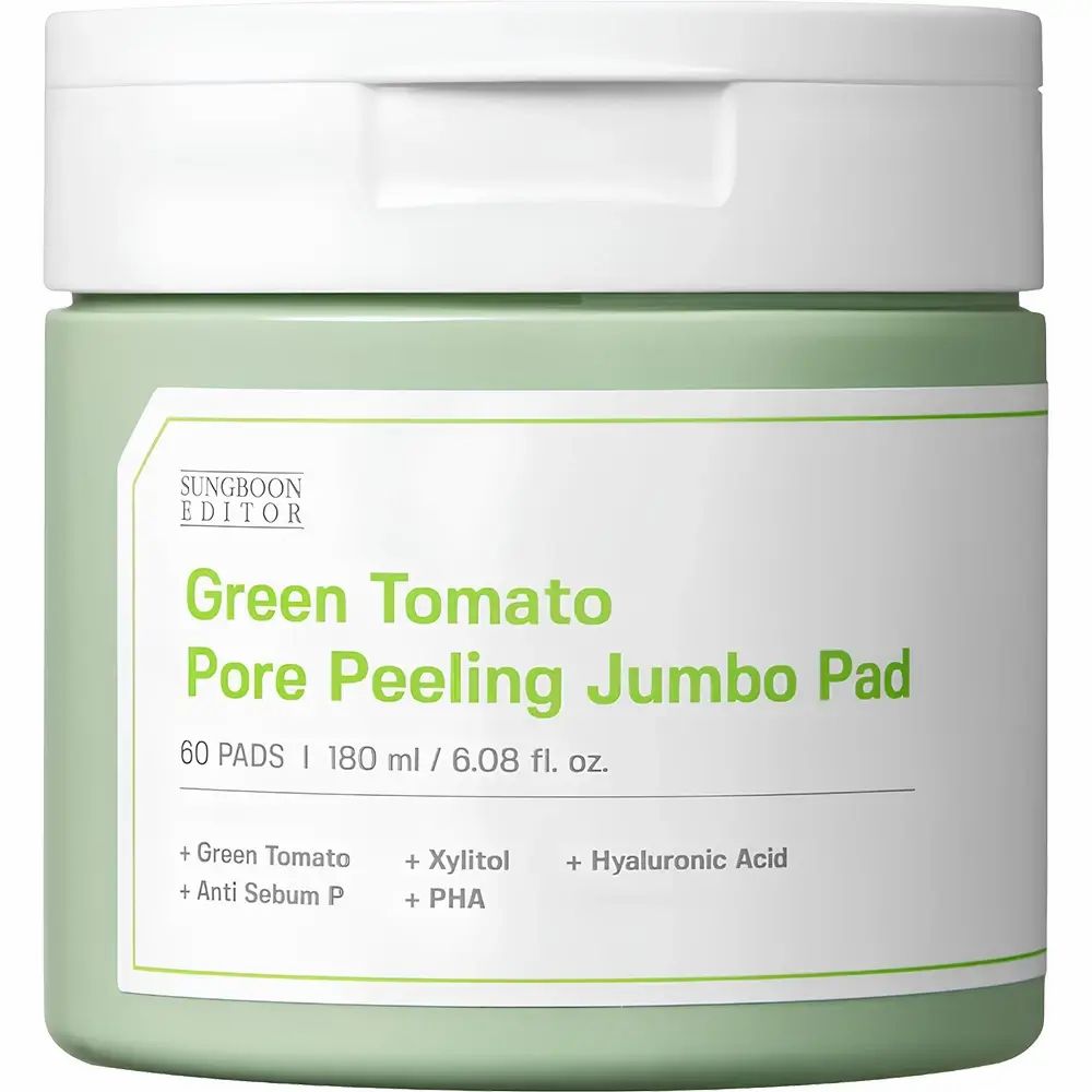 Pot vert avec étiquette produit. Texte: Green Tomato Pore Peeling Jumbo Pad. Marque: SUNGBOON EDITOR.