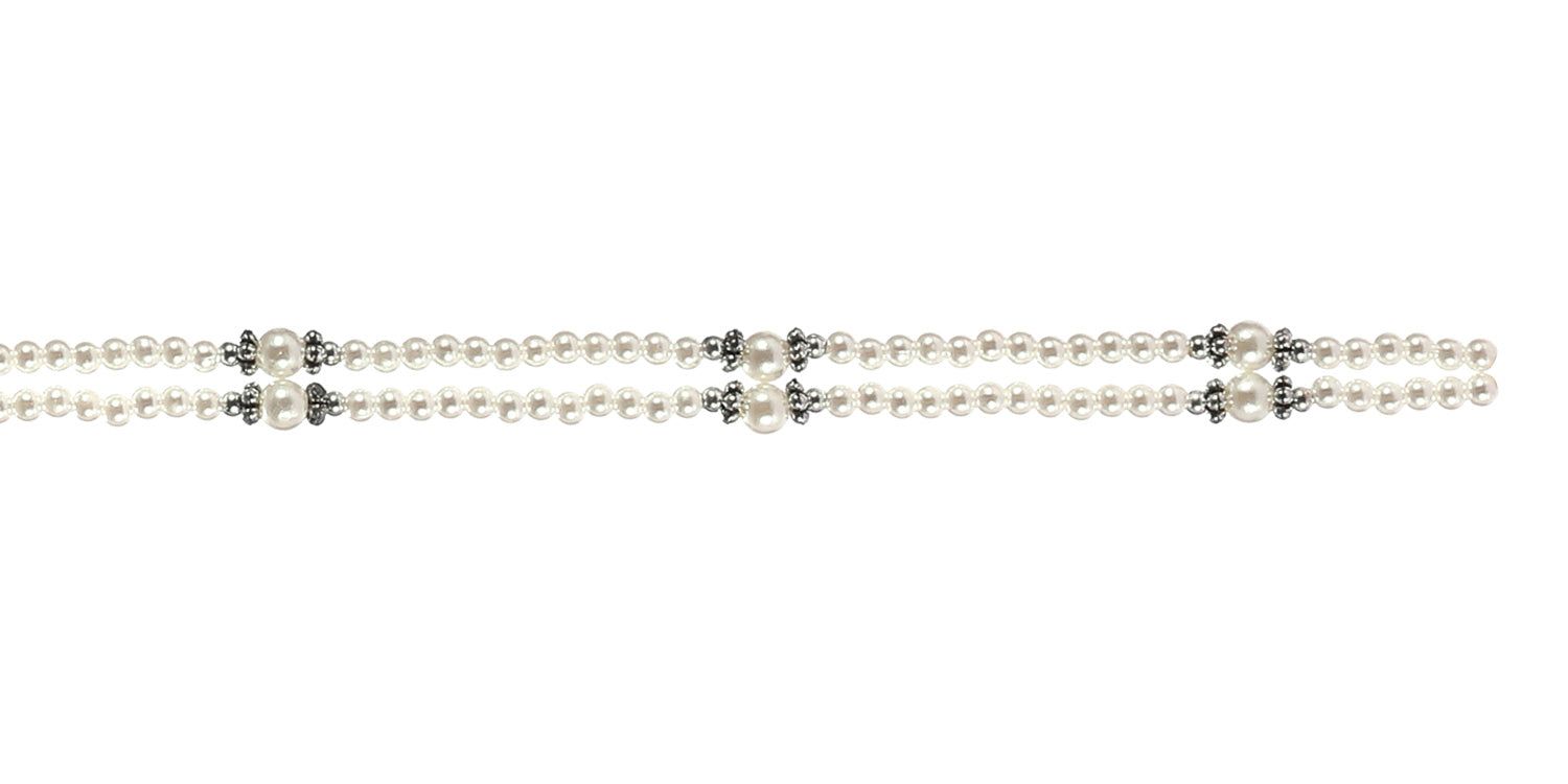 Chaîne de lunettes à double rangée avec perles et éléments argentés. Attaches de lunettes noires. Sur fond blanc.