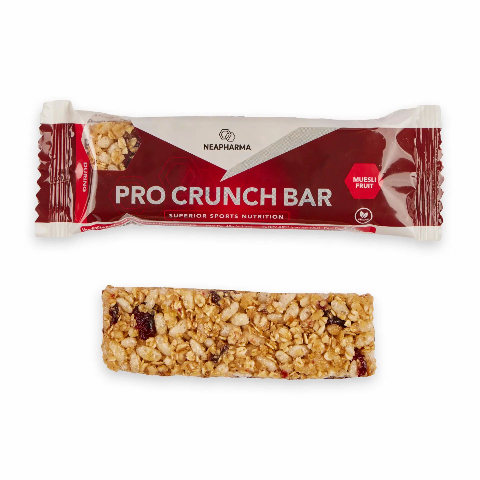 Enkele reep, gedeeltelijk uitgepakt. Opschrift: Pro Crunch Bar. Zichtbaar: muesli stukjes. Verpakking: rood en wit.